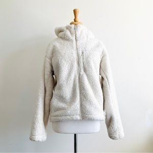 ✨ #Uniqlo White Fuzzy Zip-up Jacket ✨